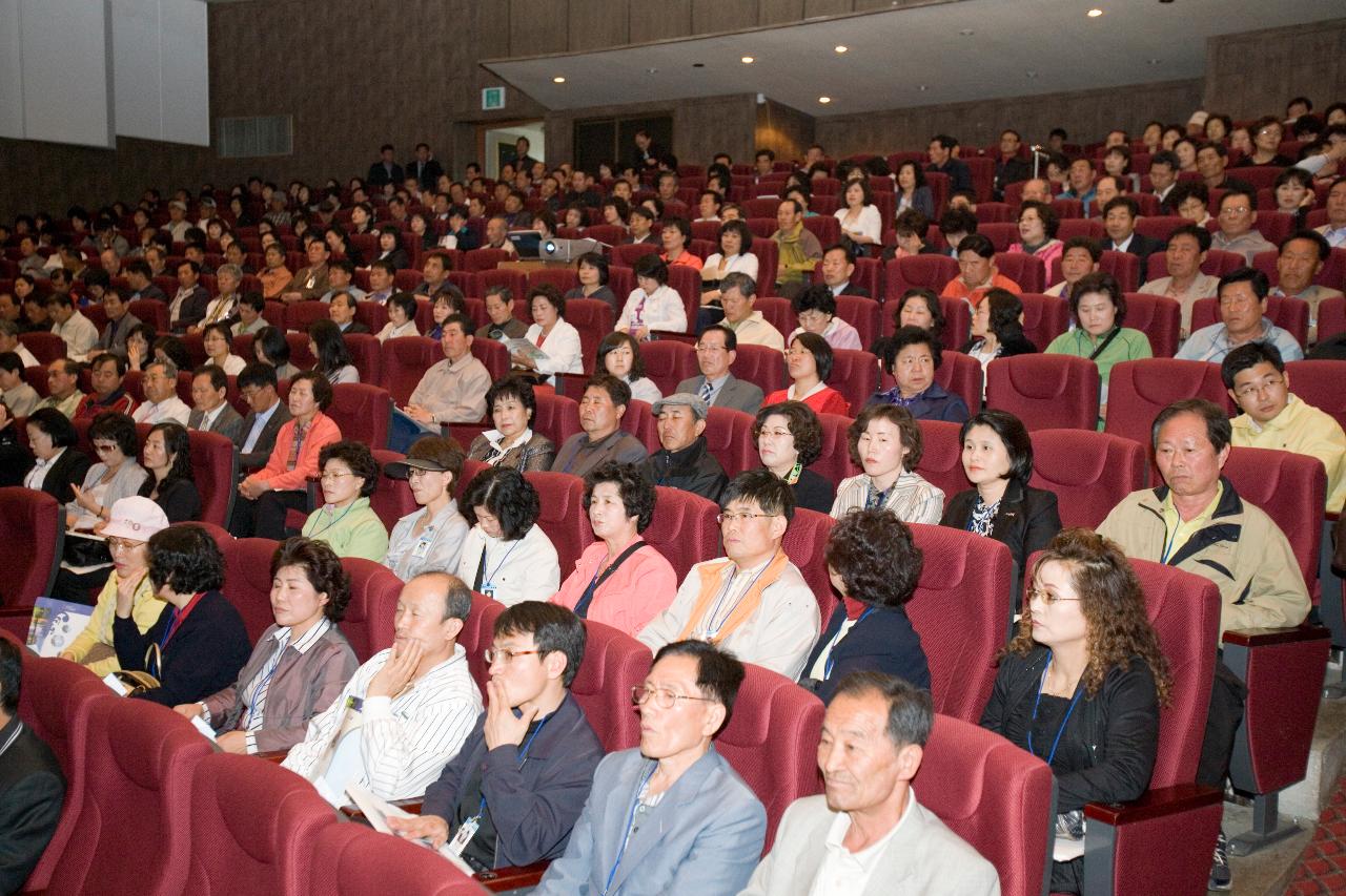 시장님과의 만남을 위해 한자리에 모여 앉아 있는 신임 이통장들1