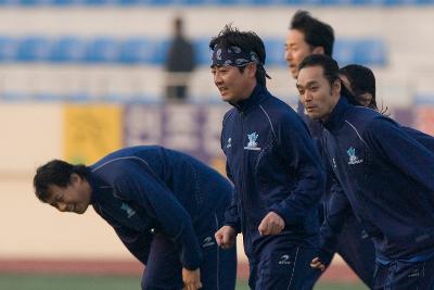 달려 나가고 있는 축구선수들1