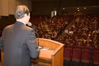 자리에 앉아 시장님의 말씀을 경청하고 있는 운수종사자들과 앞에서 말씀하고 계시는 시장님3