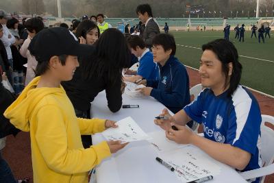 사람들에게 사인을 해서 주며 말하고 있는 연예인축구선수들1