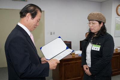 문해교육사 위촉 및 발대식에서 임원에게 표창장을 수여하고 계시는 시장님13