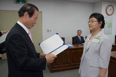 문해교육사 위촉 및 발대식에서 임원에게 표창장을 수여하고 계시는 시장님14