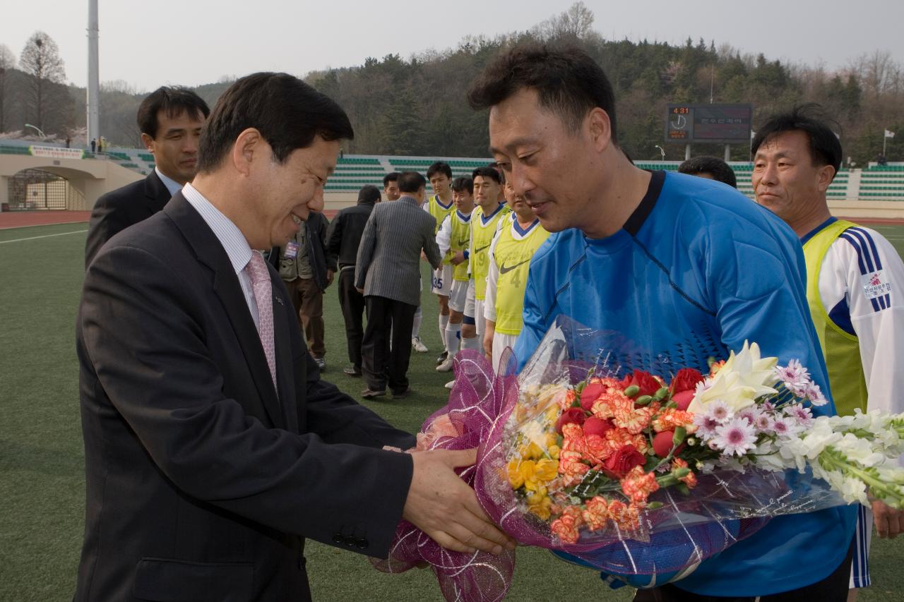 관련인사와 악수를 나누고 있는 선수들4