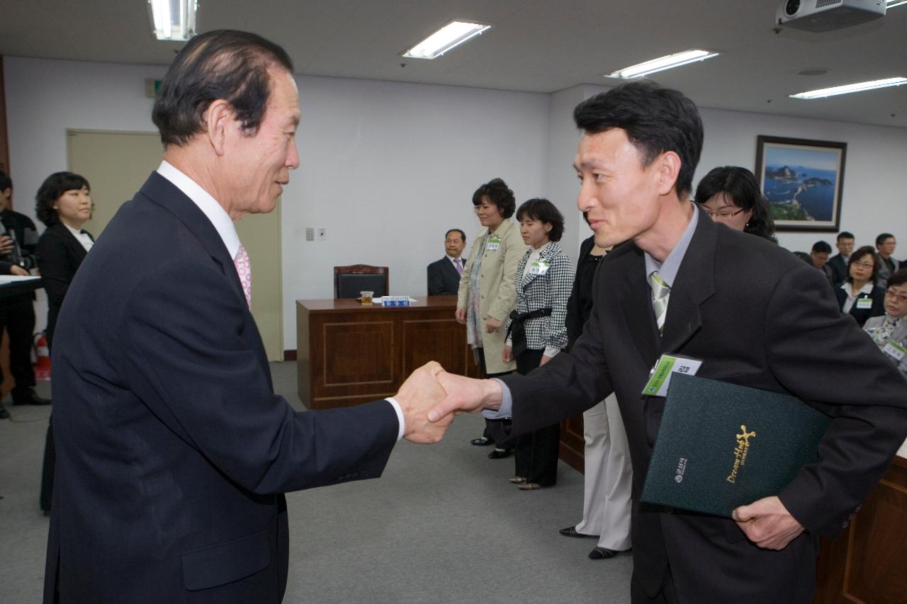 문해교육사 위촉 및 발대식에서 임원에게 표창장을 수여하고 계시는 시장님4