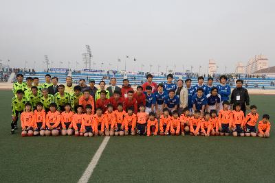 기념사진을 찍고 있는 시장님과 관련인사들과 축구선수들2