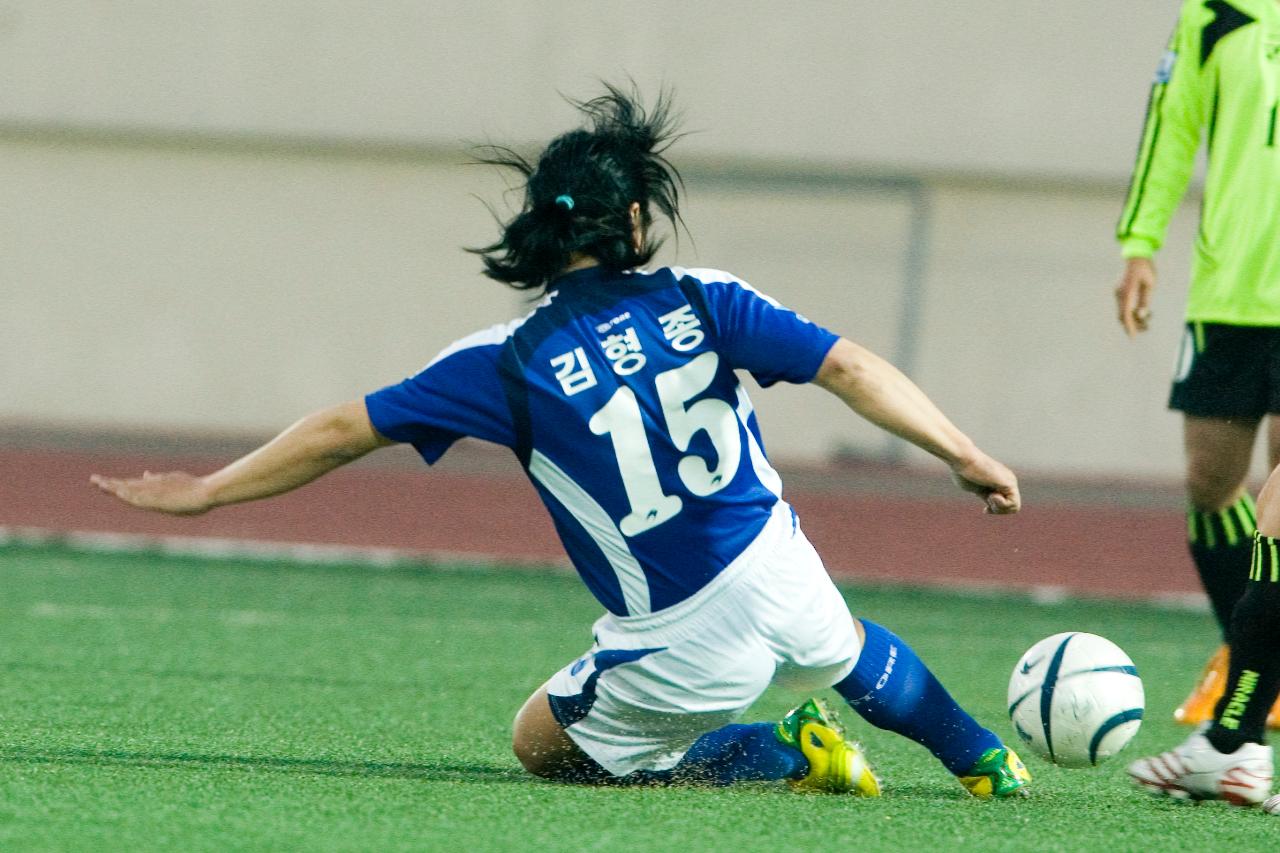 공을 차며 슬라이딩을 하고 있는 축구선수