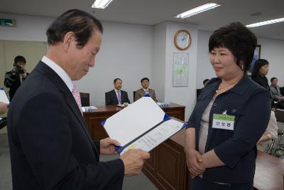 문해교육사 위촉 및 발대식에서 임원에게 표창장을 수여하고 계시는 시장님4