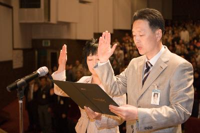 선서를 하고 있는 신임이통장대표