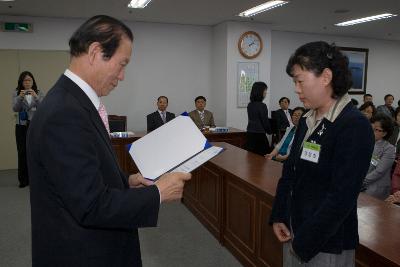 문해교육사 위촉 및 발대식에서 임원에게 표창장을 수여하고 계시는 시장님10