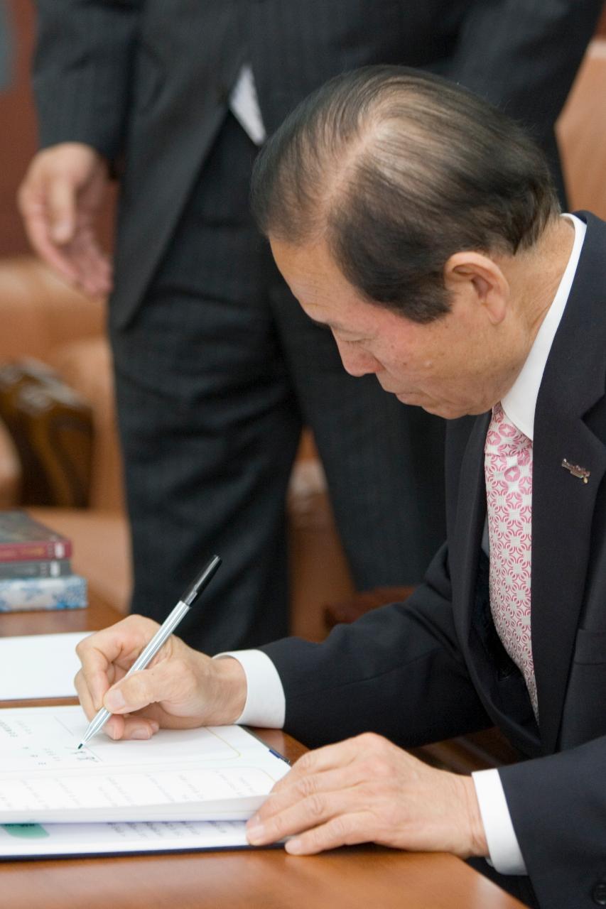 체결서에 서명하고 계시는 시장님