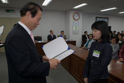 문해교육사 위촉 및 발대식에서 임원에게 표창장을 수여하고 계시는 시장님9