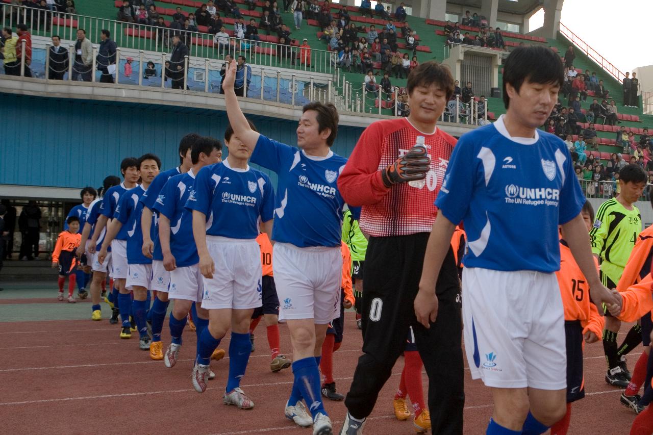 경기장으로 나오고 있는 연예인축구선수들2