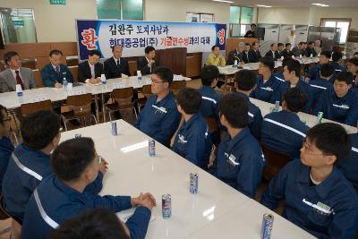 앞에 앉아 말씀하고 계시는 부시장님과 옆에 앉아 듣고 계시는 시장님과 관련인사들과 자리에 앉아 듣고 있는 연수생들