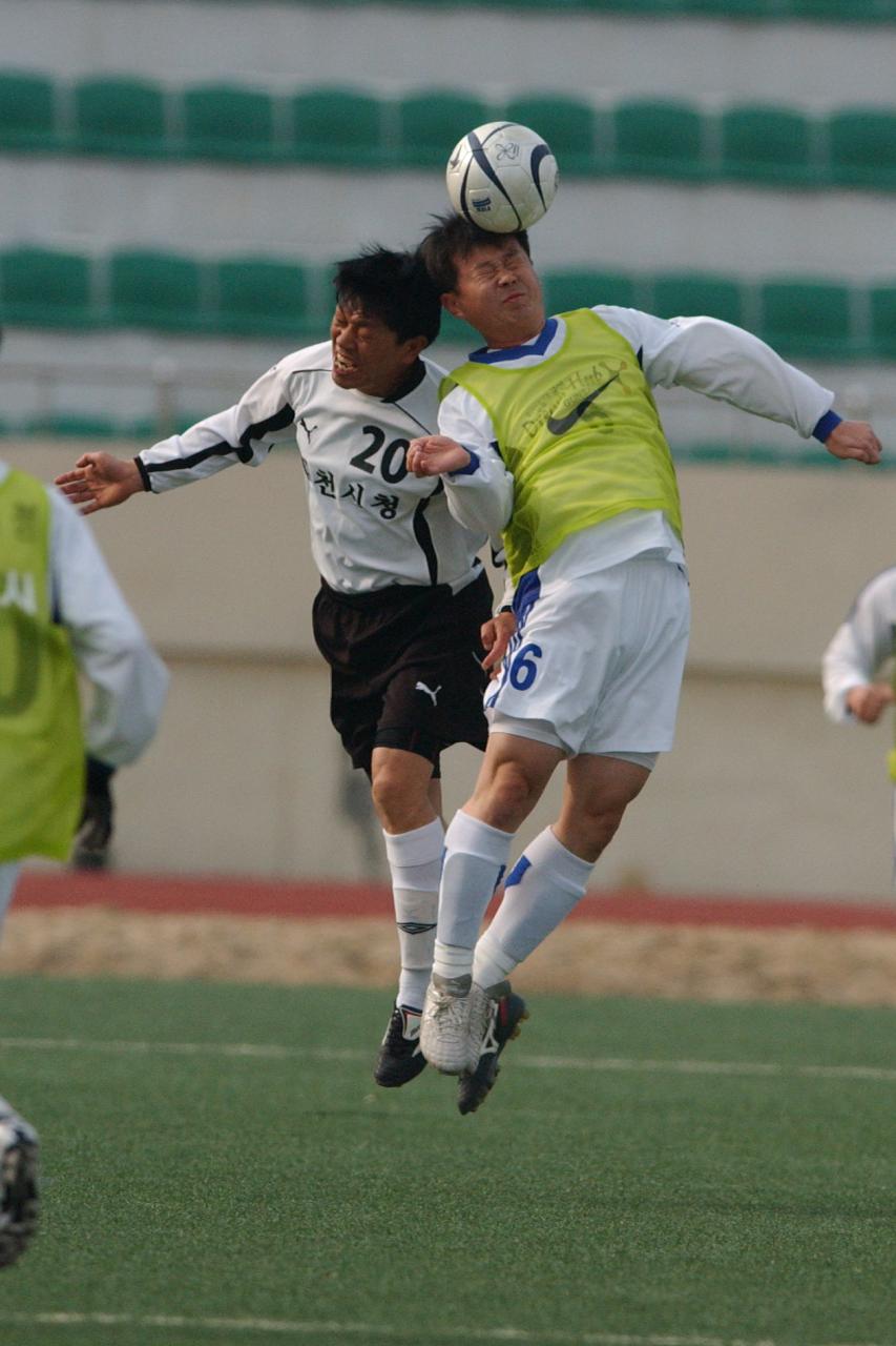 공을 향해 헤딩을 하고 있는 선수들