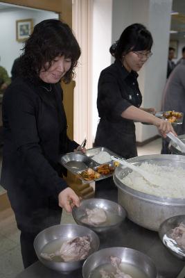 닭고기를 시식하기 위해 닭고기를 받아가는 사람들2