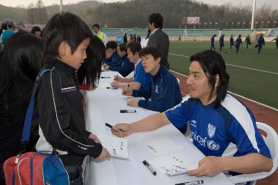 사람들에게 사인을 해서 주며 말하고 있는 연예인축구선수들2