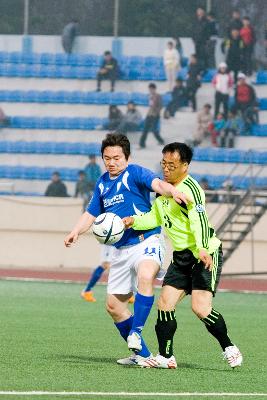 공을 향해 돌진하고 있는 선수들