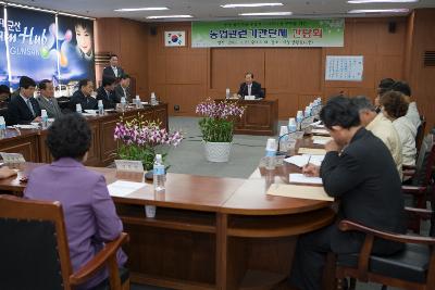 자리에 앉아 말씀하고 계시는 시장님과 앉아서 듣고 계시는 임원들