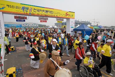 풍물놀이를 하며 지나고 있는 사람들