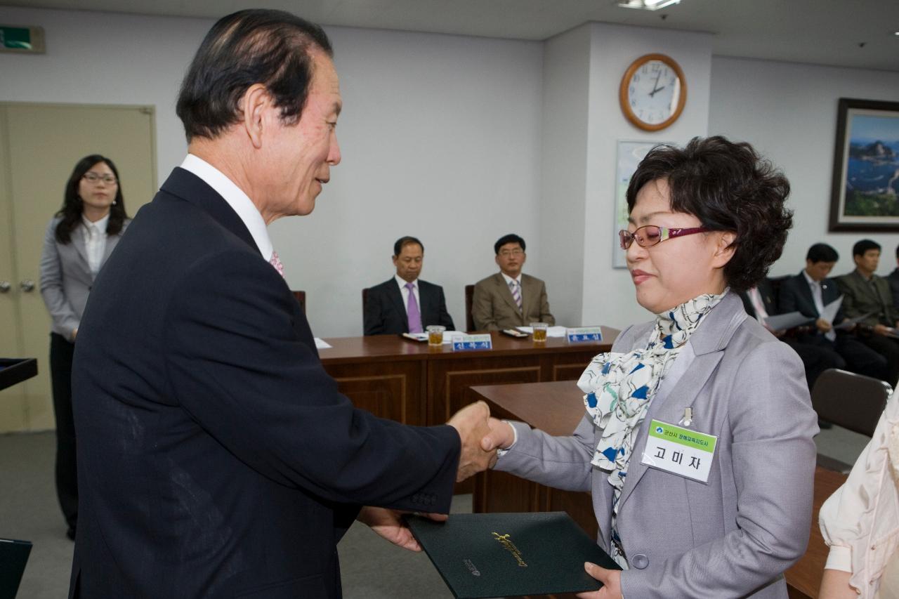 임원에게 표창장을 수여하고 계시는 시장님4