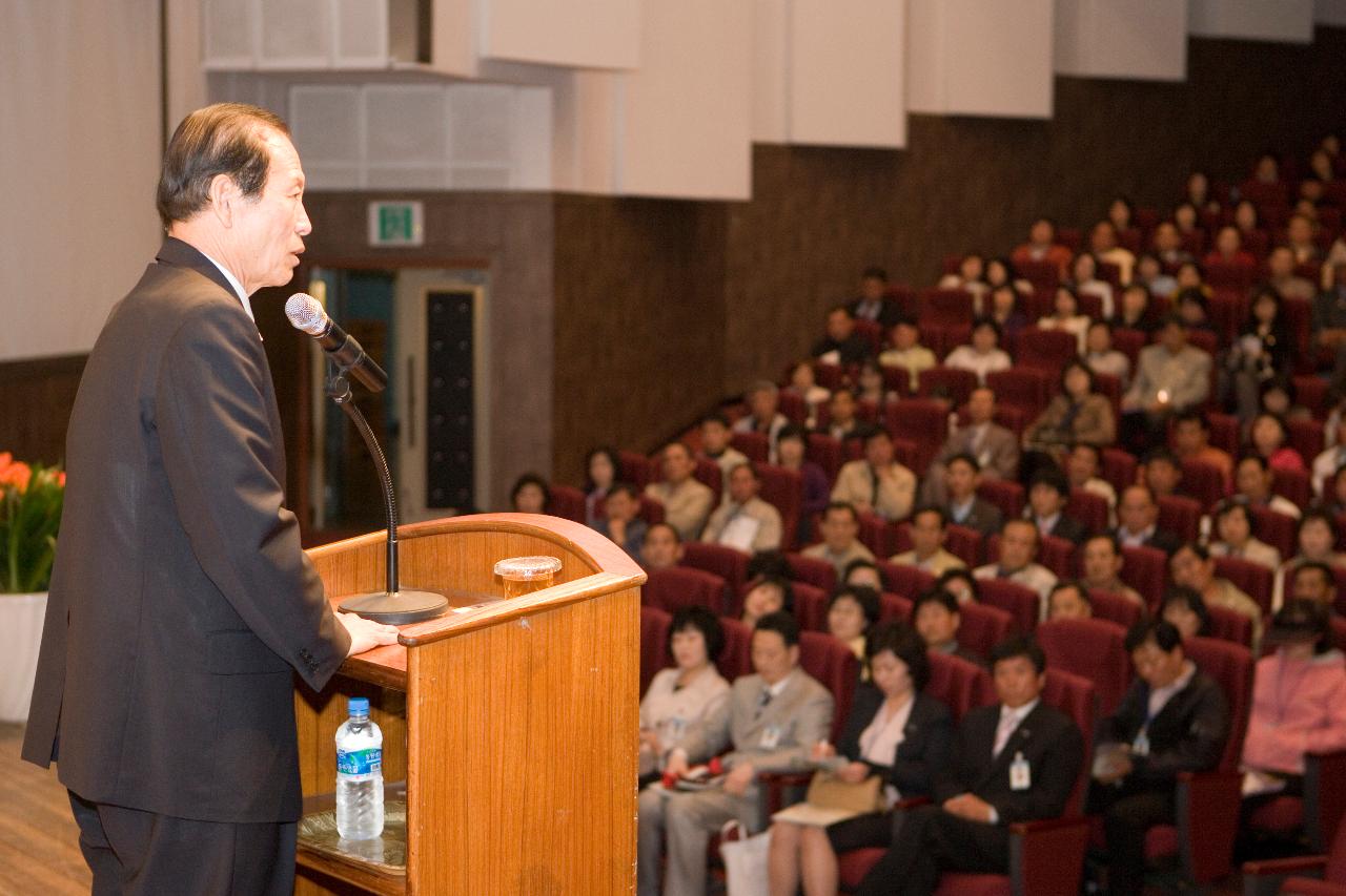 앞에서 말씀하고 계시는 시장님과 경청하고 계시는 신임이통장들2