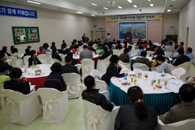 자원봉사단체 간담회에 참석해 앞에서 말씀하고 계신 시장님과 자리에 앉아 듣고 계시는 임원들2