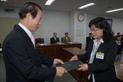 문해교육사 위촉 및 발대식에서 임원에게 표창장을 수여하고 계시는 시장님8