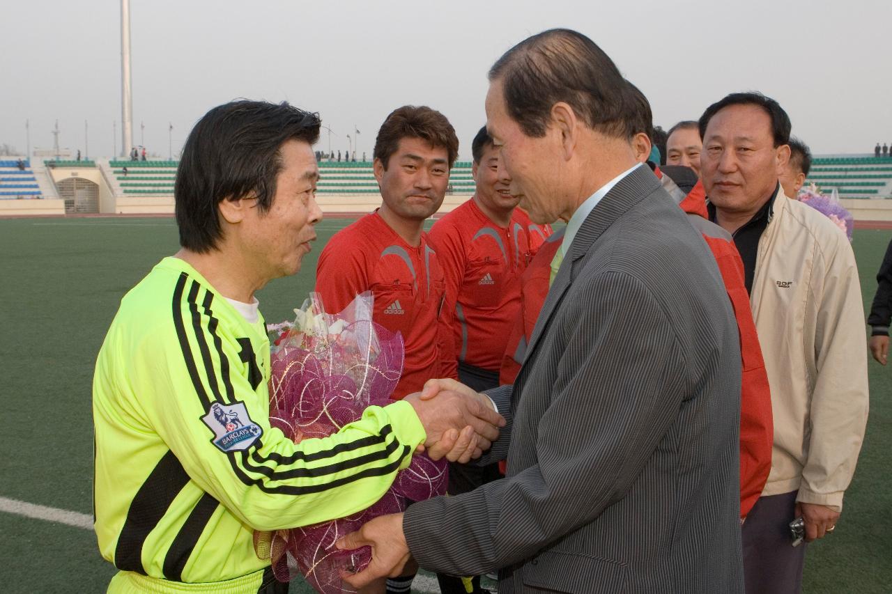 축구선수와 악수를 나누고 있는 시장님1