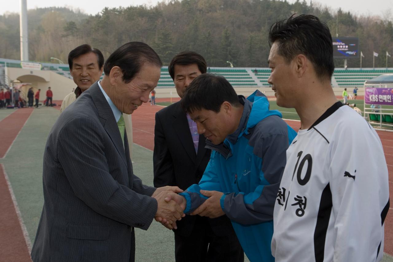 선수들과 악수를 나누고 있는 시장님1