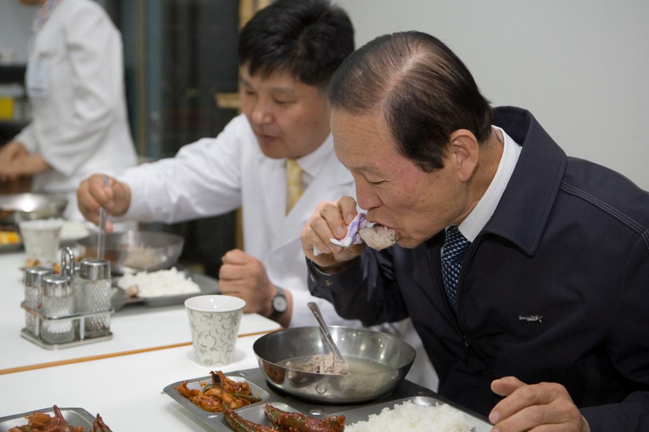 닭고기를 시식하고 있는 시장님2