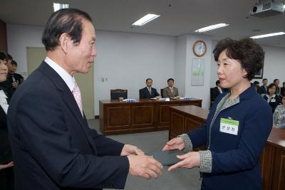 문해교육사 위촉 및 발대식에서 임원에게 표창장을 수여하고 계시는 시장님3