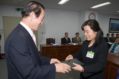 문해교육사 위촉 및 발대식에서 임원에게 표창장을 수여하고 계시는 시장님10