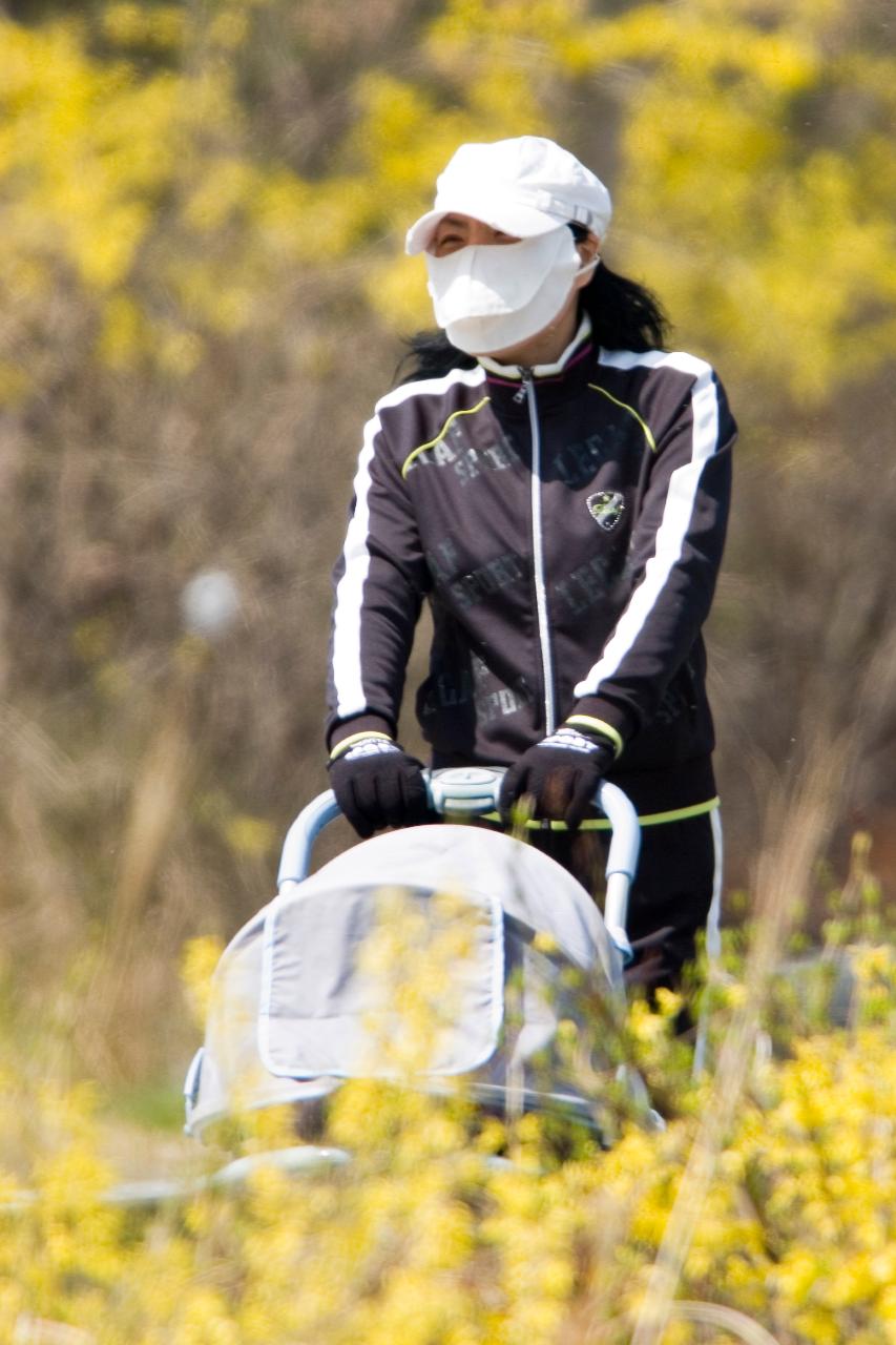 유모차를 끌고 건강걷기를 하고 있는 사람