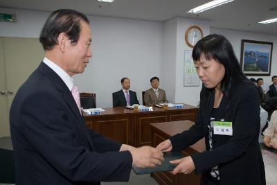 문해교육사 위촉 및 발대식에서 임원에게 표창장을 수여하고 계시는 시장님3