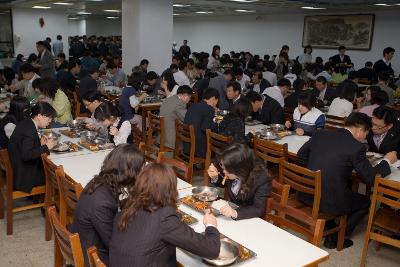 닭고기를 시식하고 있는 사람들2