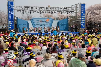 축제를 맞이해 공연을 하고 있는 아이들과 구경하고 있는 시민들1