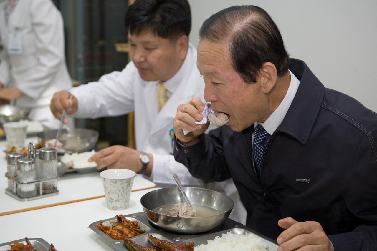 닭고기를 시식하고 있는 시장님1