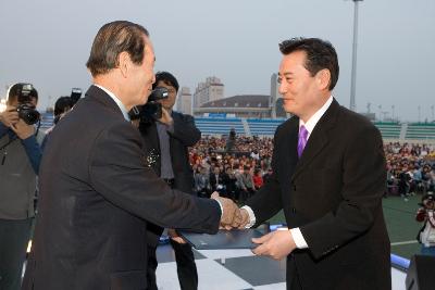 선포식에서 시장님께 표창장을 수여받고 있는 연예인 김성환2