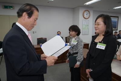 문해교육사 위촉 및 발대식에서 임원에게 표창장을 수여하고 계시는 시장님7