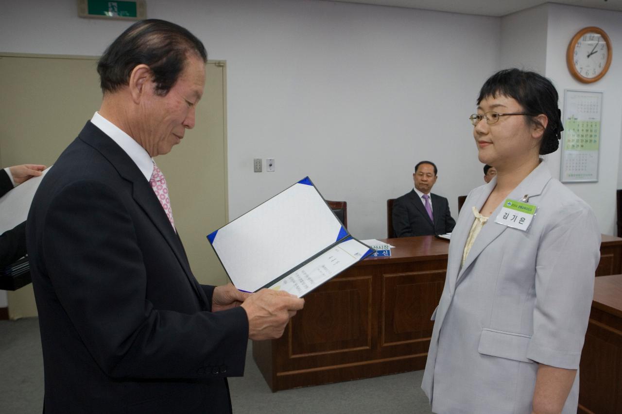 문해교육사 위촉 및 발대식에서 임원에게 표창장을 수여하고 계시는 시장님14