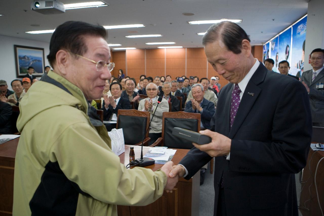 앞에서서 말씀하고 계신 시장님과 듣고 계신 서울출향자들2