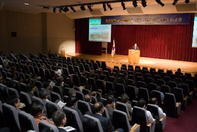 지방간부공무원 기업유치사례 발표회에서 앞에 서서 말씀하고 계시는 시장님과 자리에 앉아 듣고 계시는 임원들9