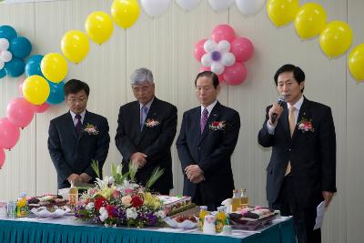 앞에 서서 말씀하고 계시는 관련인사와 옆에서 듣고 계시는 시장님과 관련인사들