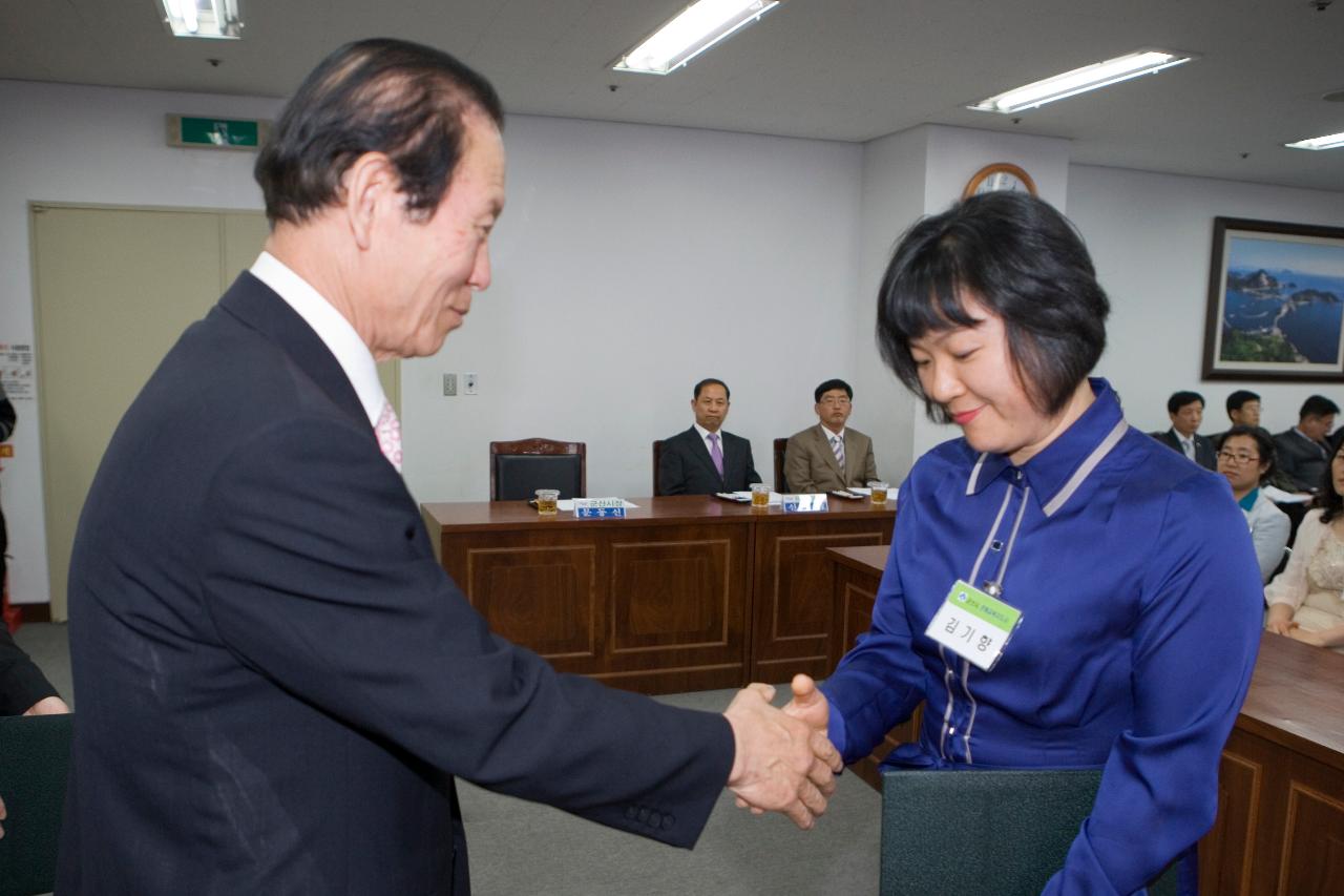 문해교육사 위촉 및 발대식에서 임원에게 표창장을 수여하고 계시는 시장님11