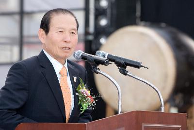 군산방문의 해 선포식에서 앞에 나와 말씀하고 계시는 시장님