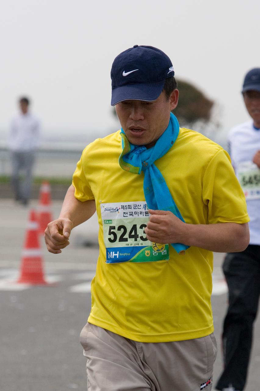 목에 수건을 두르고 달려오고 있는 참가자