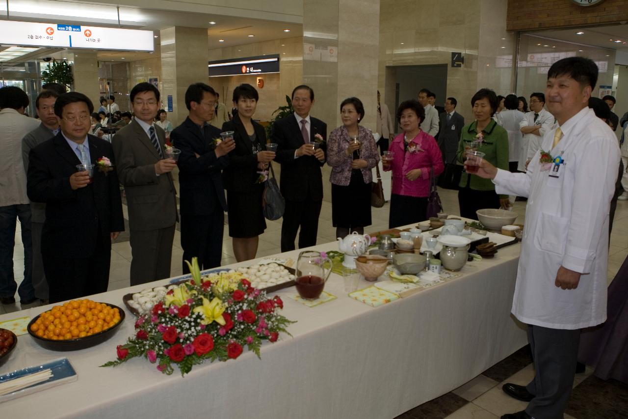 창립전을 맞아 축하의 건배를 하는 시장님과 관련인사들