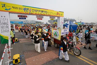 사람들이 지켜보는 가운데 달리기 시작하는 장애인협회사람들