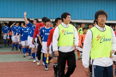 경기장으로 나오고 있는 연예인축구선수들1