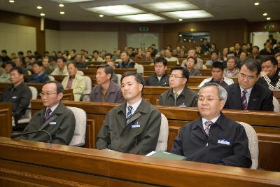 시장님의 말씀을 듣고 계신 임원들